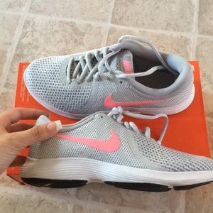 NEW Nike Revolution Size 5.5